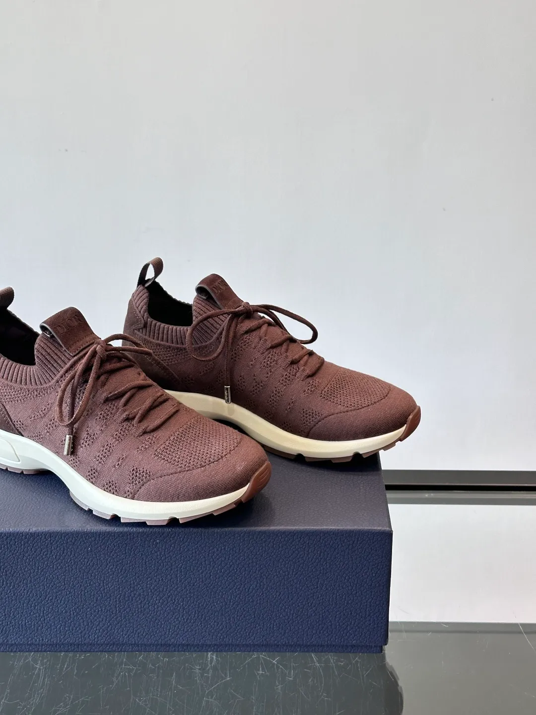 Men's Men's Shoes 💰p440 "Dior" B80 sneakers are a new product of Dior men's series, focusing on comfort and fashion. The upper is made of breathable mesh + fabric splicing, which is lightweight and fits the shape of the foot, making it super comfortable for daily wear. The sole is made of rubber, which has great grip and wear resistance, and is suitable for commuting or light sports. The overall style is simple, the gray tone is versatile, and the shoelaces are adjustable for a more stable fit. Designed by Kim Jones, it is both practical and trendy. It is one of the new hot items in early spring①. size: 39-45 (38.46 customized)